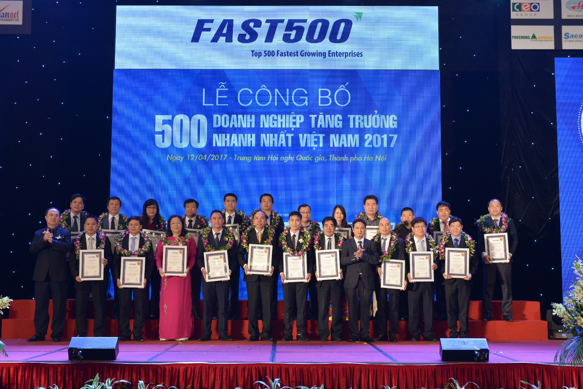 Chủ tịch HĐQT Nguyễn Xuân Dũng nhận giải tại buổi lễ