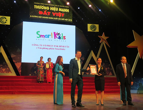 Văn phòng phẩm Smartkids, Officetex lọt vào Top 10 Thương hiệu mạnh Đất Việt 2019