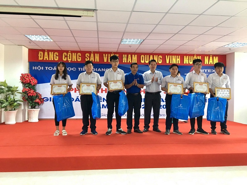 BITEX tặng 80 phần quà cho học sinh giỏi giải toán trên máy tính Casio cấp tỉnh Tiền Giang 2020-2021