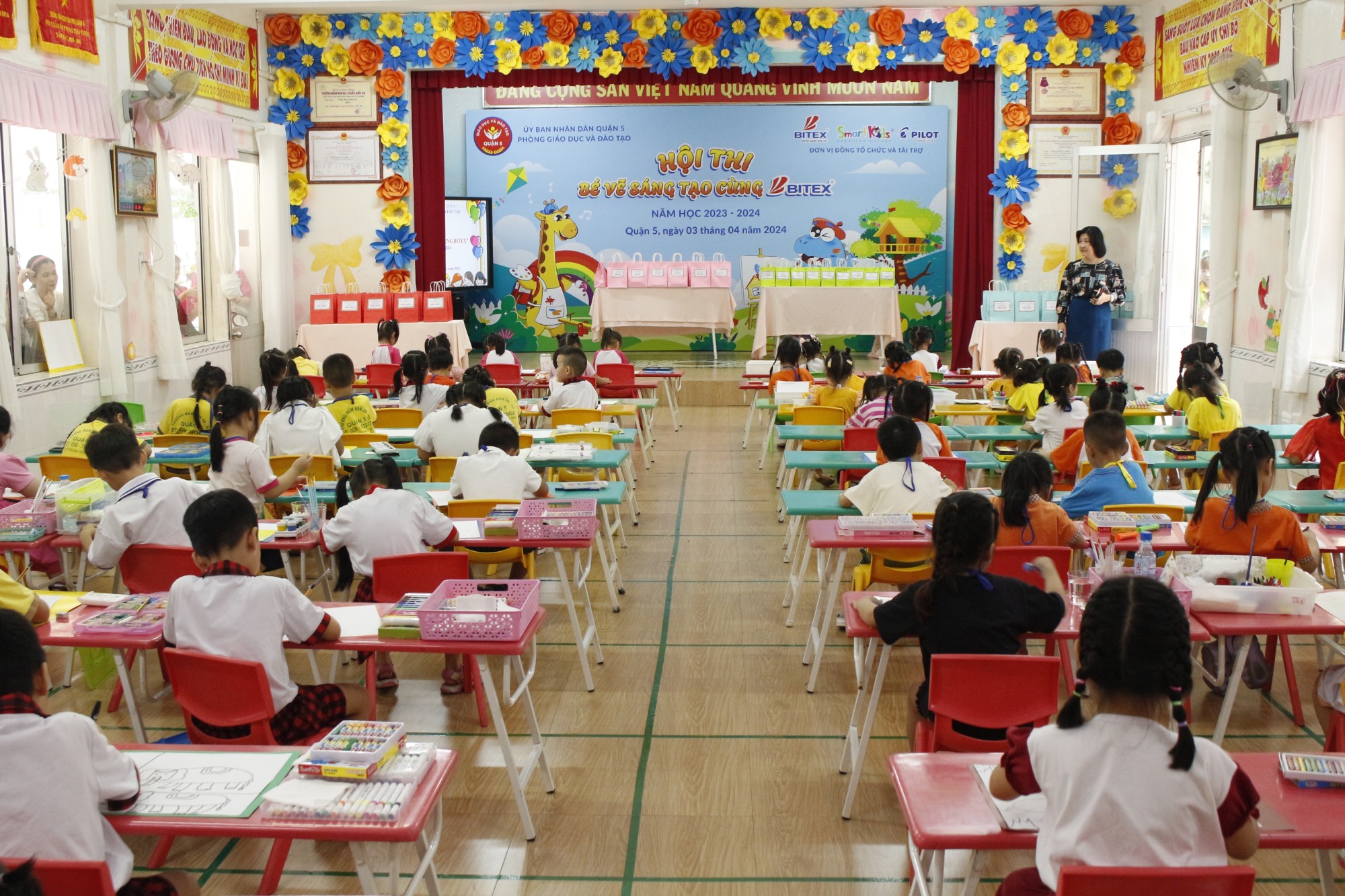 Các thí sinh tại điểm thi Trường Mầm non Họa Mi 03 thực hiện tác phẩm dự thi trong không khí nghiêm túc