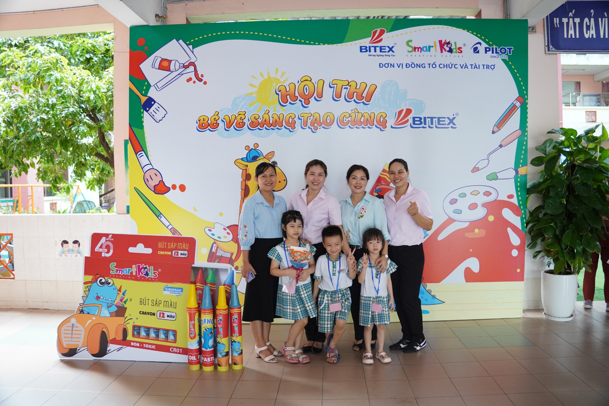 Nhiều thí sinh và giáo viên hướng dẫn thích thú khi chụp ảnh cùng các phông nền được ban tổ chức chuẩn bị tại cả hai điểm trường.