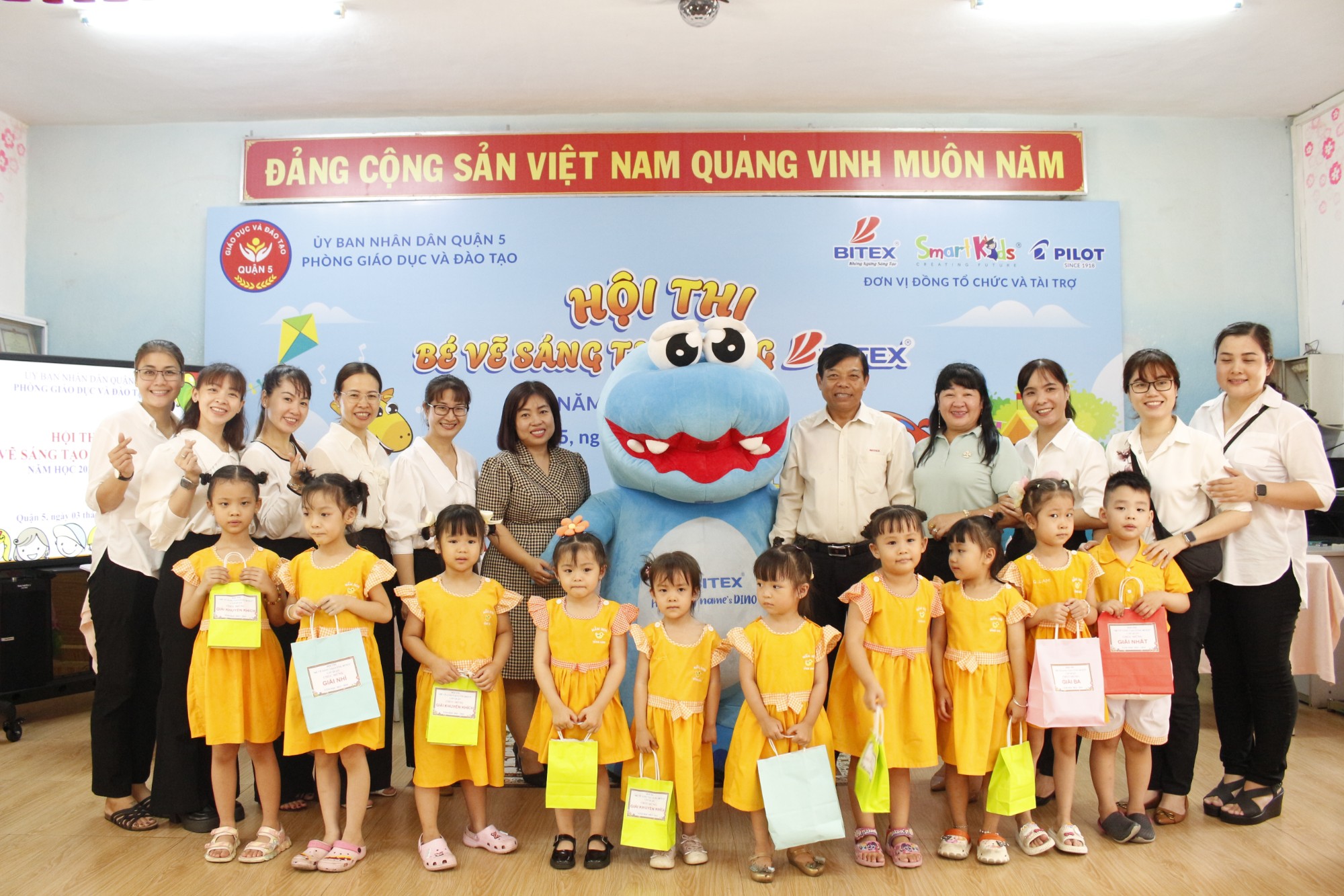 Về phía cấp Quận 05, hội thi “Bé Vẽ Sáng Tạo Cùng BITEX” vinh dự đón tiếp Cô Trần Nguyễn Thảo Quyên, Phó Trưởng phòng GD&ĐT Quận 5 (đứng cạnh linh vật “Dino” bên trái)