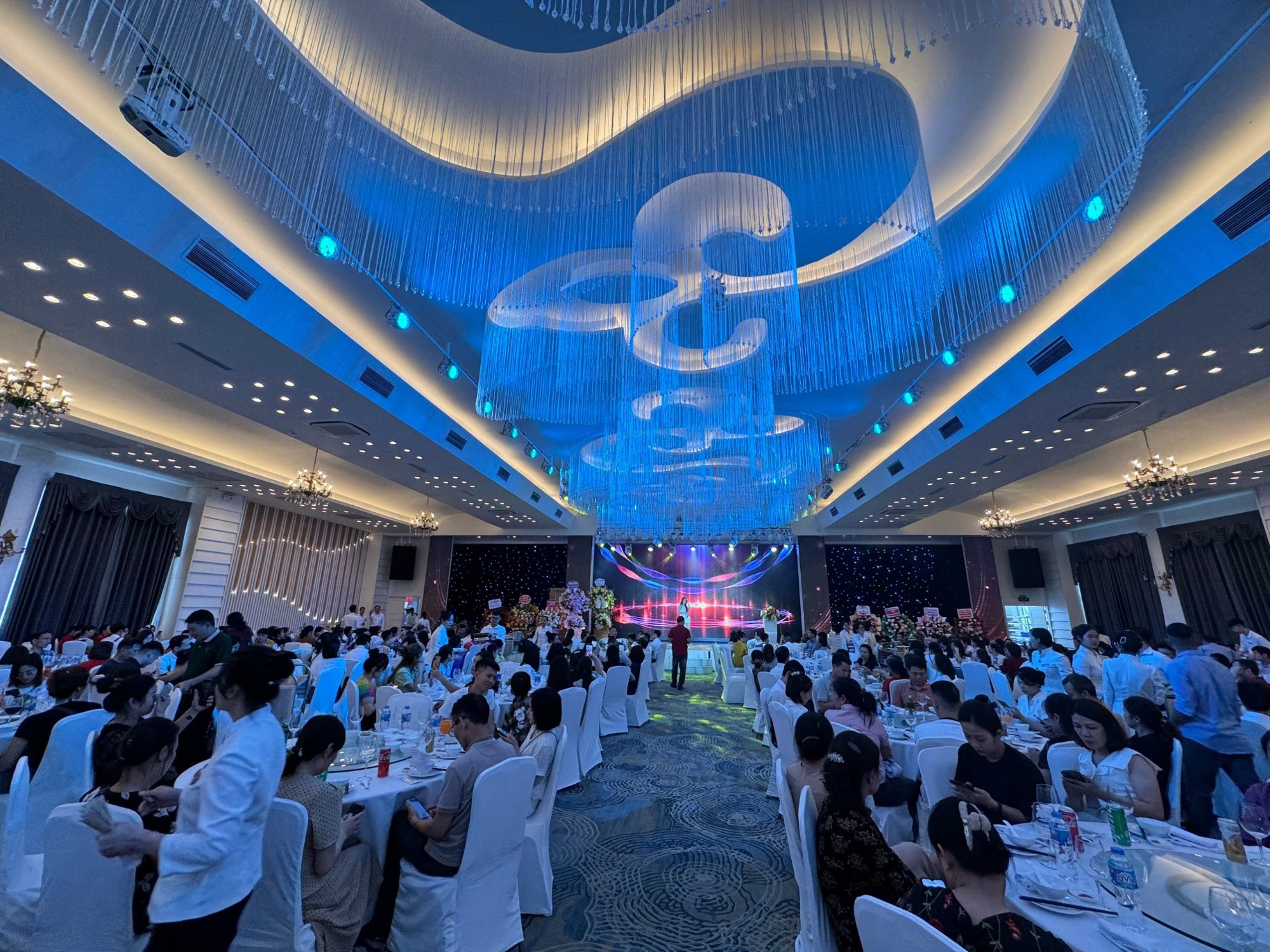 Chương trình gồm nhiều tiết mục biểu diễn đặc sắc và ấn tượng, đem đến không khí ấm cúng, vui vẻ
