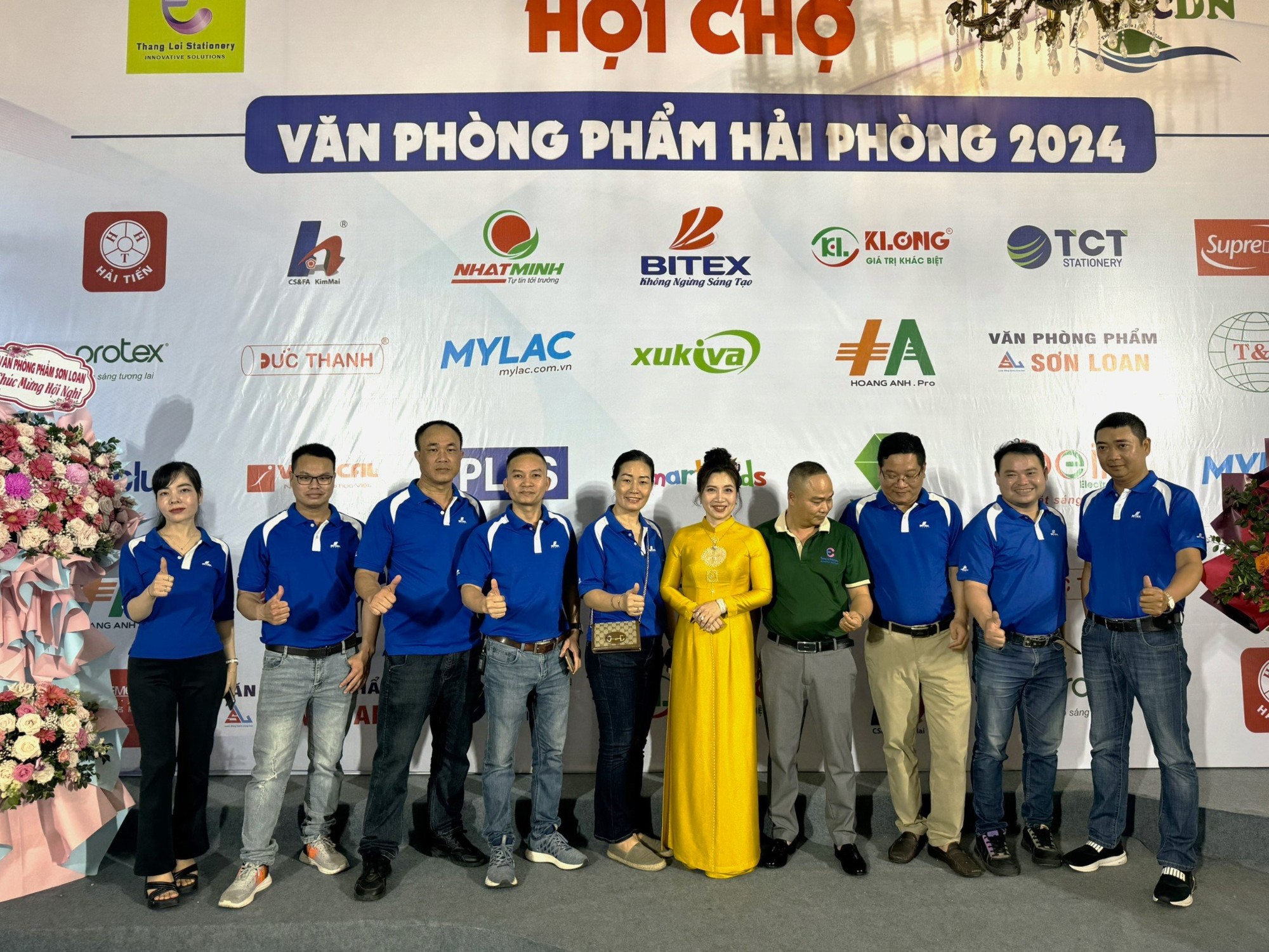 Các đại diện doanh nghiệp cùng chụp hình tại sự kiện năm nay