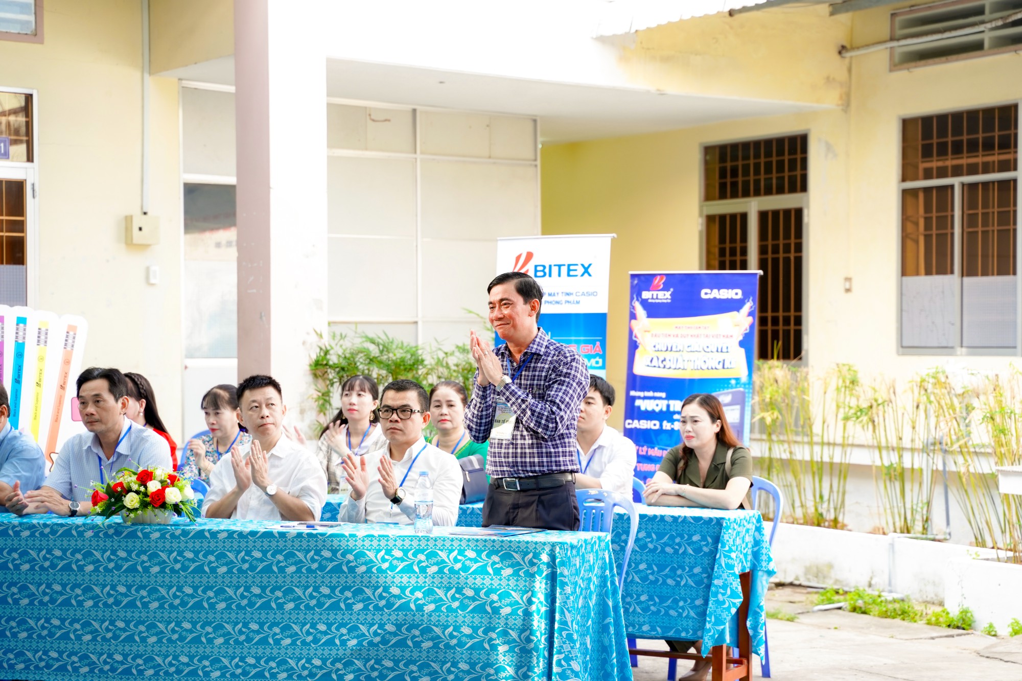 Ông Lê Hoàng Dự, Phó Giám đốc Sở Giáo dục & Đào tạo tỉnh Cà Mau (đang đứng) và ông Nguyễn Đắc Lực, Phó Tổng Giám đốc Công ty BITEX (thứ hai từ phải sang) trong buổi Lễ khai mạc hội thi