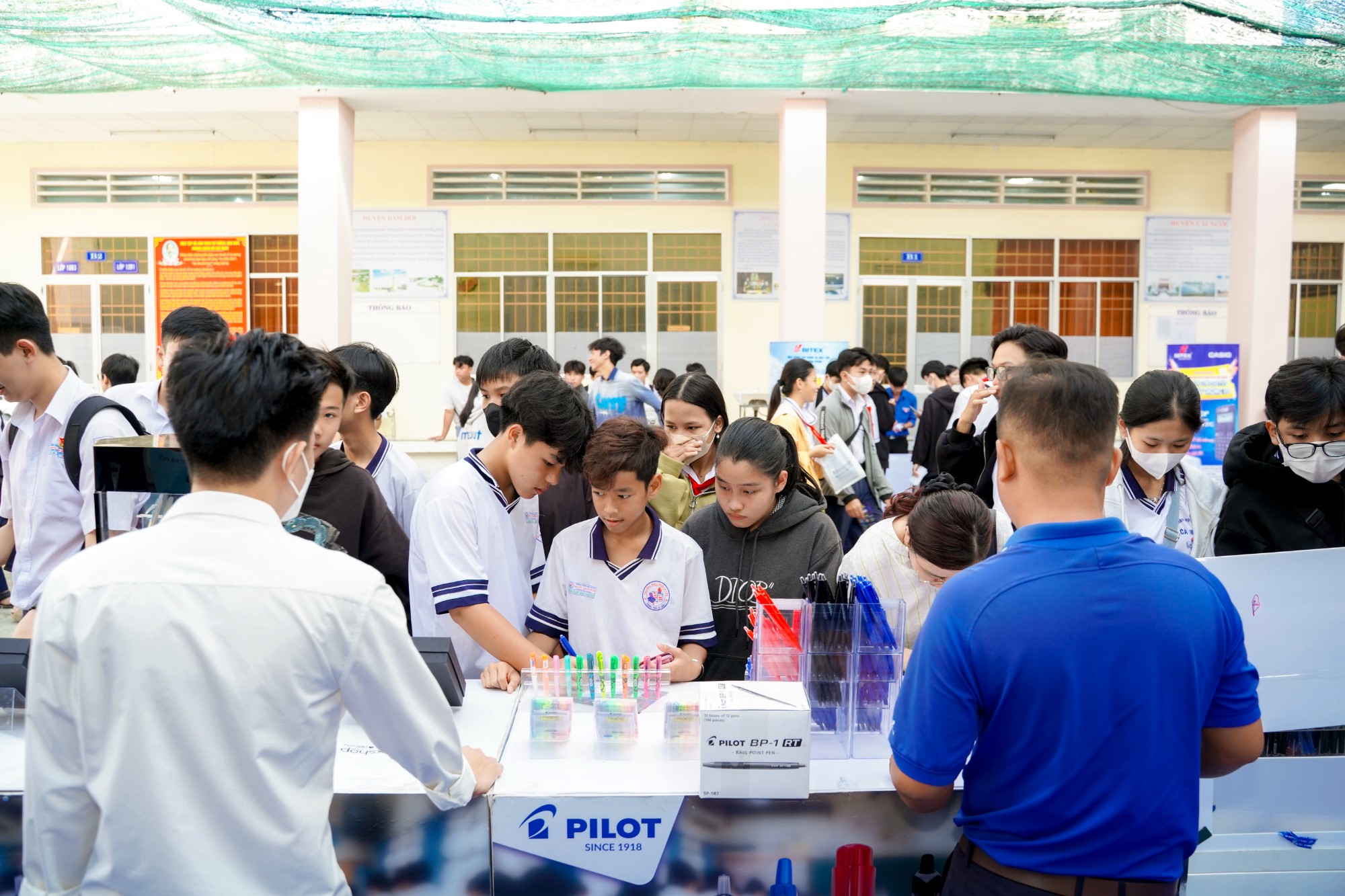 Các hoạt động trưng bày, minigame thu hút nhiều bạn học sinh tham gia trải nghiệm