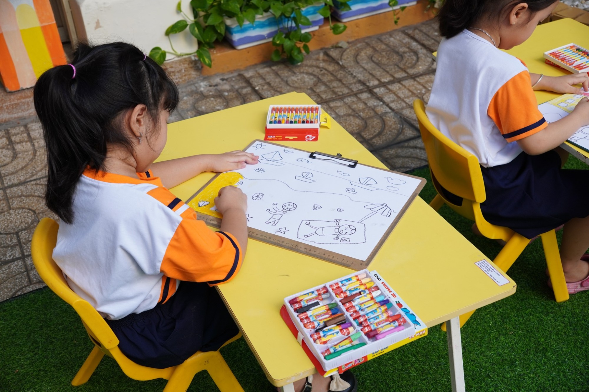 Nhiều thí sinh sử dụng sản phẩm từ nhãn hàng SmartKids để hoàn thành tác phẩm dự thi của mìn