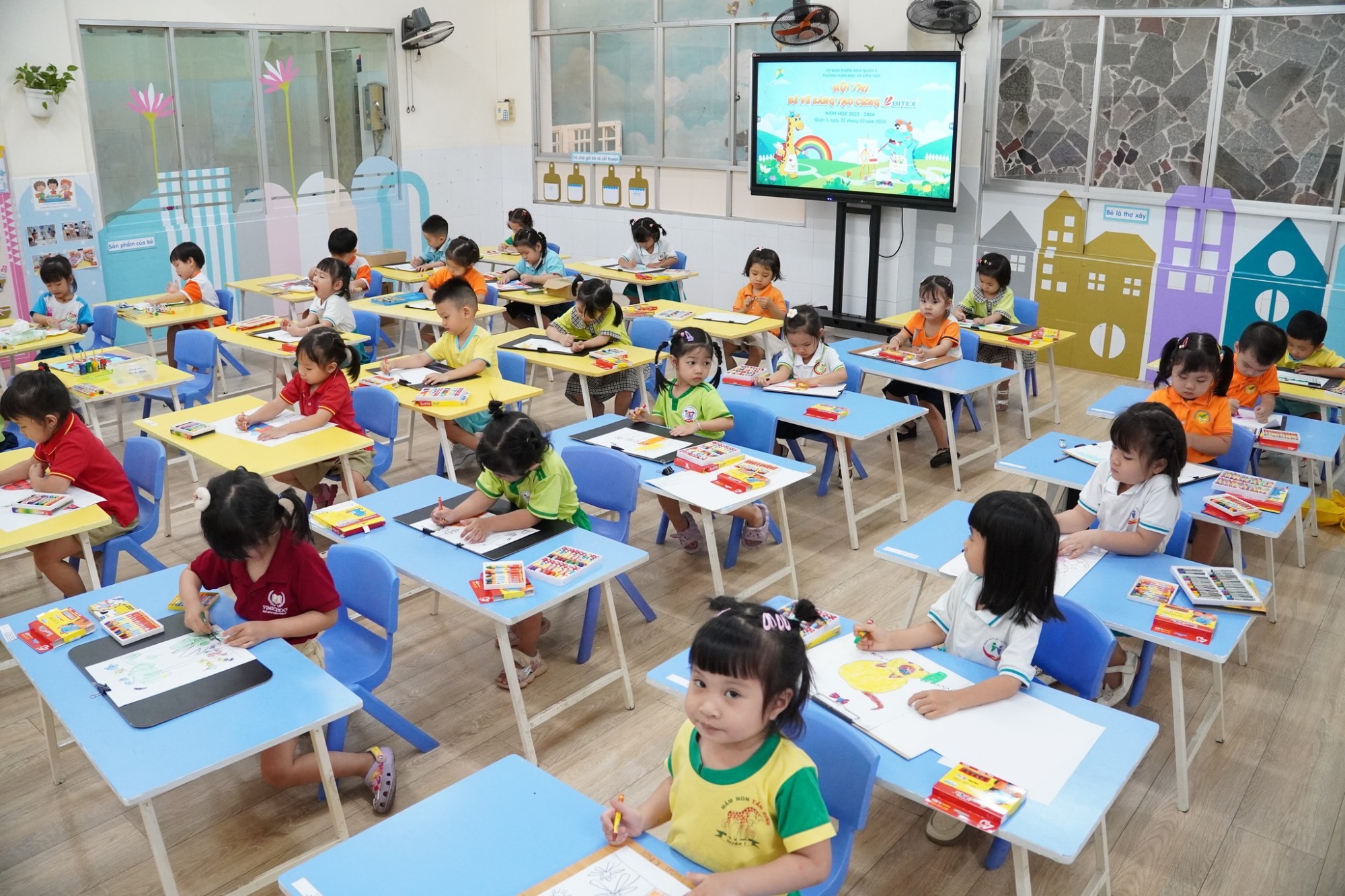 Nhiều thí sinh sử dụng sản phẩm từ nhãn hàng SmartKids để hoàn thành tác phẩm dự thi của mìn