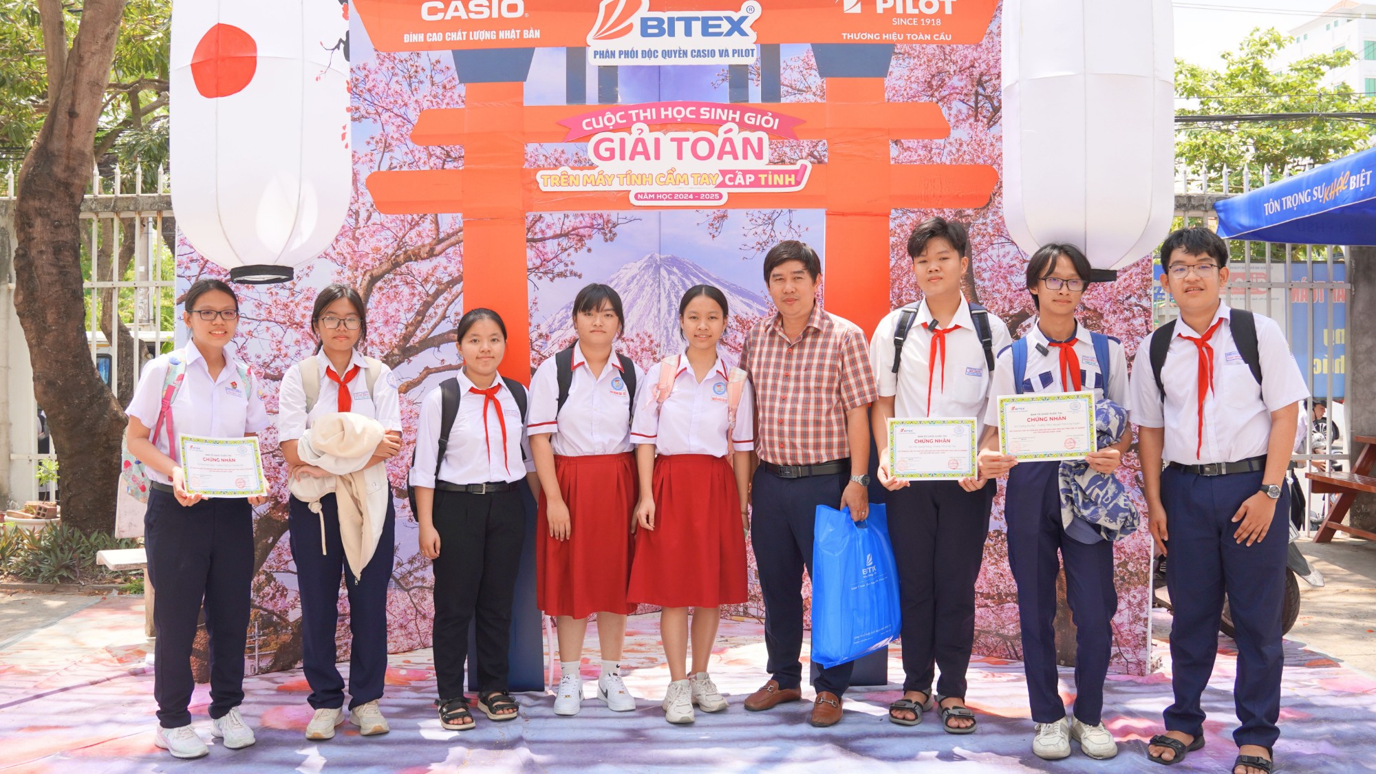 Học sinh An Giang hào hứng tranh tài ở kỳ thi học sinh giỏi toán trên máy tính cầm tay lần thứ 28