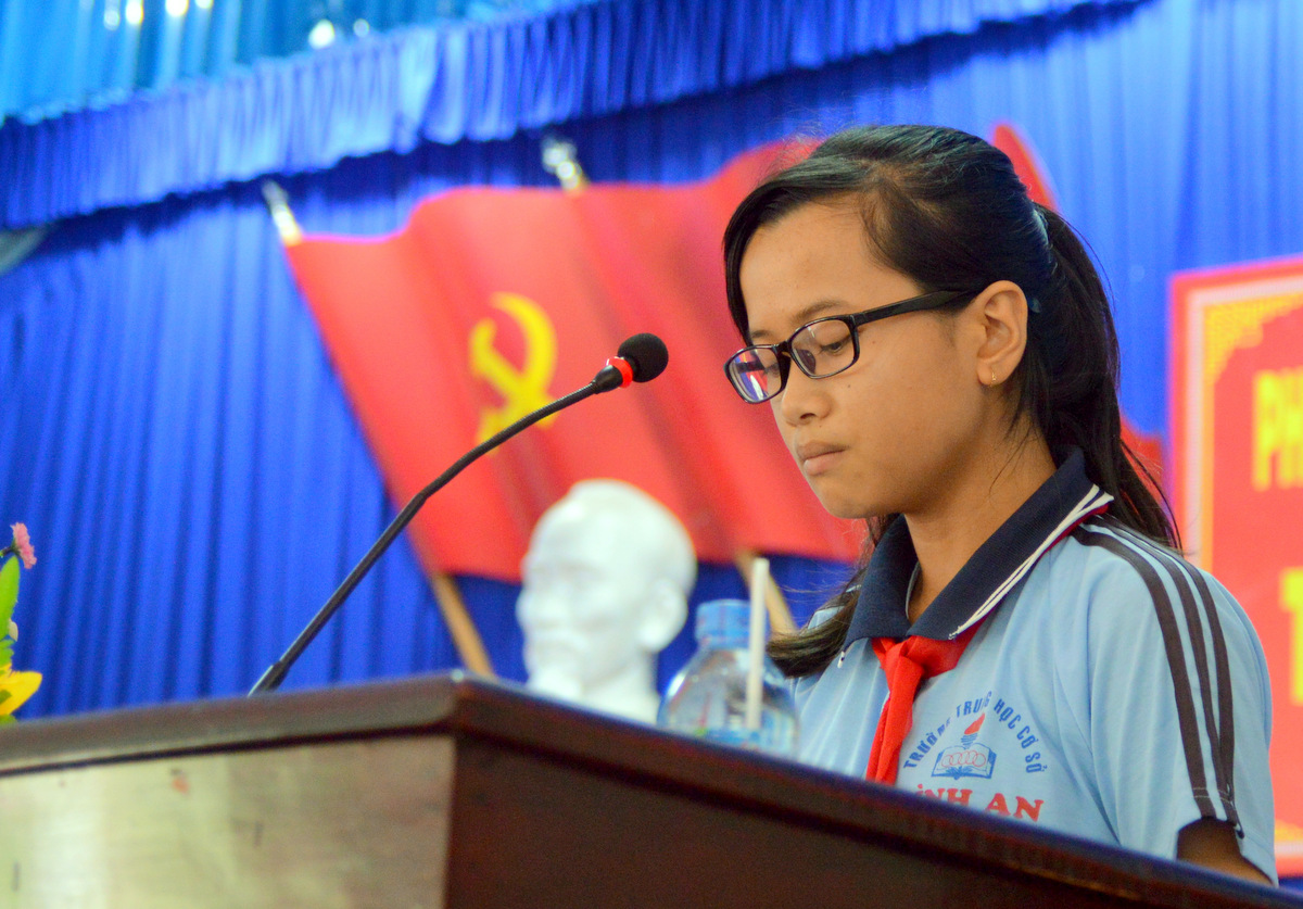 Một học sinh đại diện cảm ơn và hứa sẽ phấn đấu học tập
