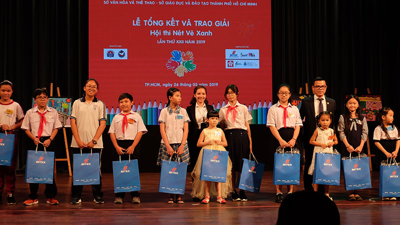 Smartkids tặng gần 400 phần quà cho thí sinh đạt giải tại Hội thi Nét Vẽ Xanh lần thứ 22