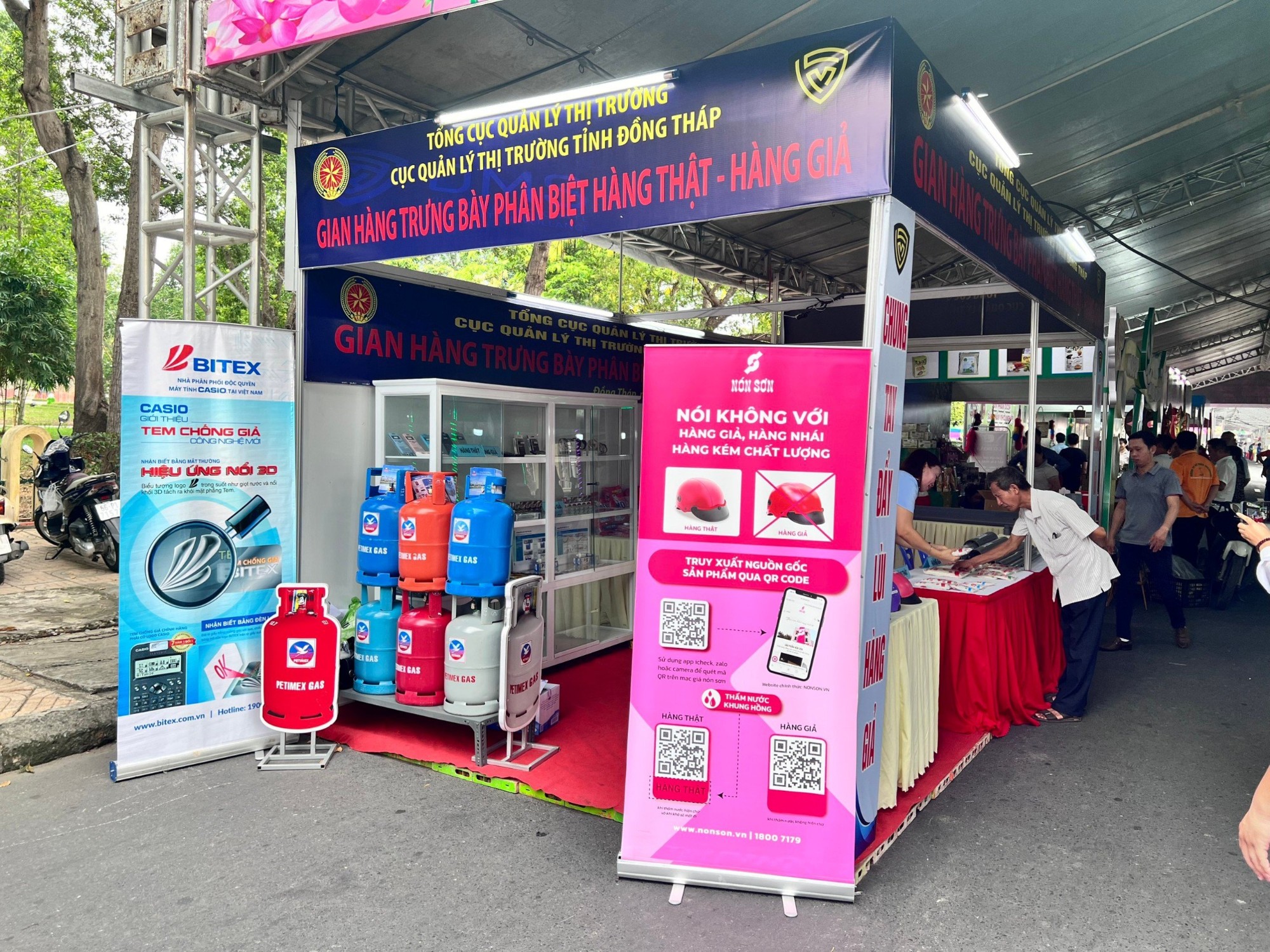 Khi đến tham quan tại quầy BITEX, người tiêu dùng được hướng dẫn kỹ lưỡng các thao tác phân biệt hàng thật - hàng giả để tránh mua nhầm các sản phẩm trôi nổi trên thị trường.