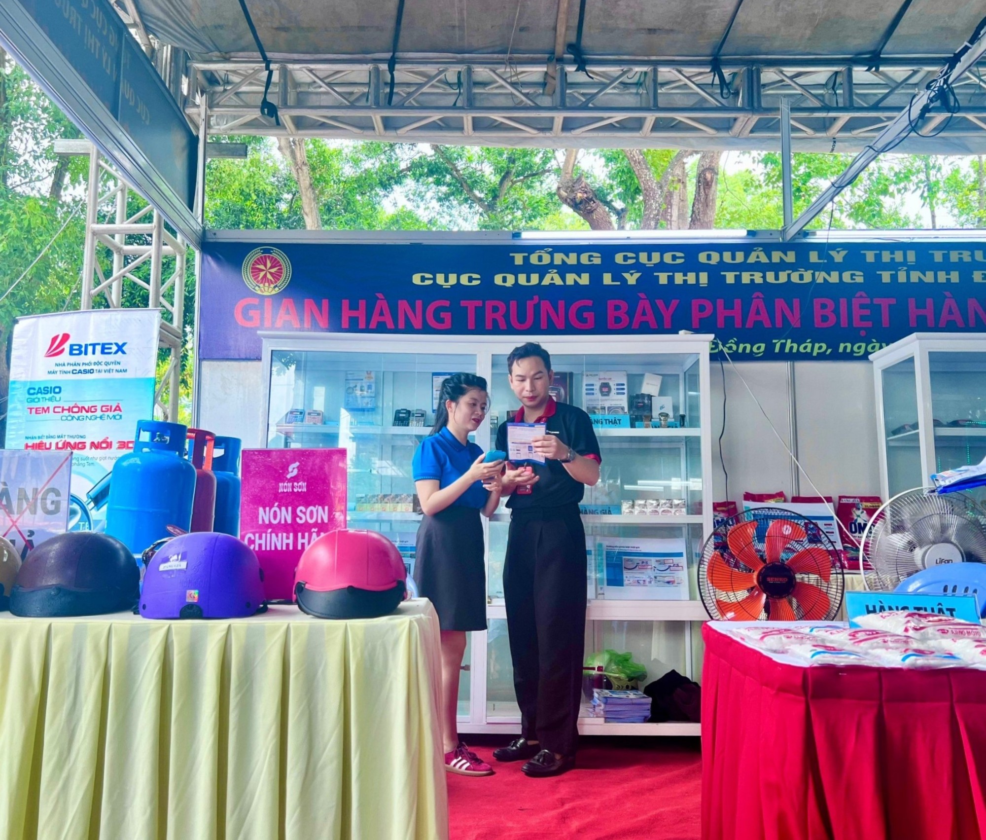 Khi đến tham quan tại quầy BITEX, người tiêu dùng được hướng dẫn kỹ lưỡng các thao tác phân biệt hàng thật - hàng giả để tránh mua nhầm các sản phẩm trôi nổi trên thị trường.