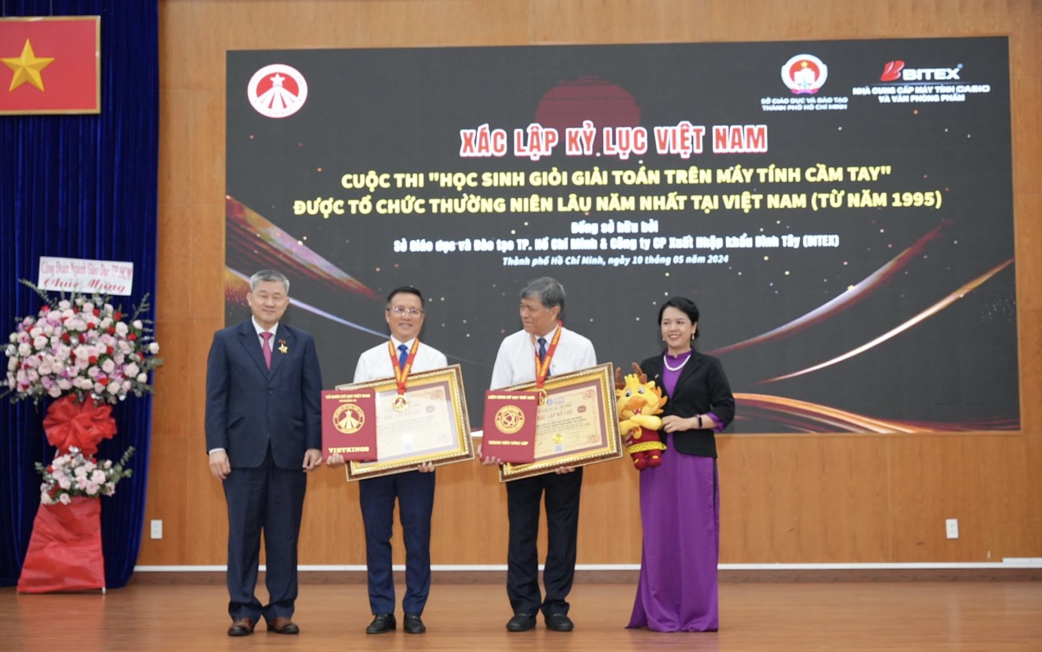 Sau 03 thập kỷ nỗ lực bền bỉ, Sở GD&ĐT Tp. HCM cùng Công ty BITEX đã vinh dự đón nhận Kỷ lục “Kỳ thi Học sinh giỏi giải Toán trên máy tính cầm tay thường niên lâu năm nhất tại Việt Nam (Từ năm 1995)” do Trung ương Hội Kỷ lục gia Việt Nam, Tổ chức Kỷ lục Việt Nam (VietKings) xác lập