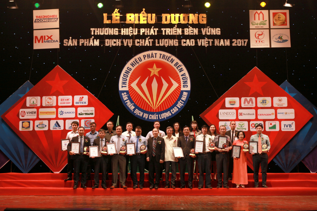 Các doanh nghiệp đạt giải chụp hình lưu niệm