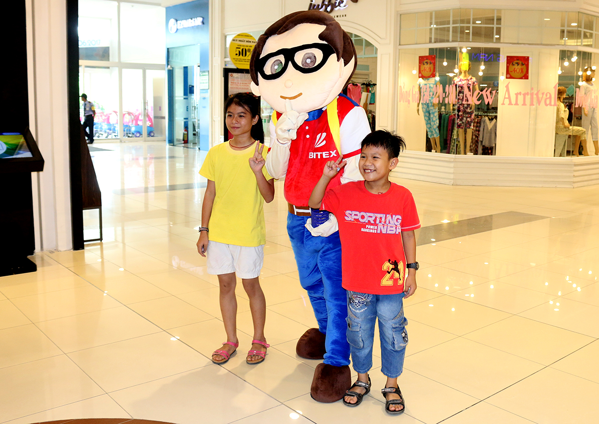 Các bé vui tươi bên cạnh Bitex Men
