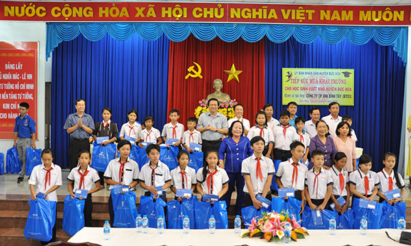 BITEX trao 200 phần quà cho học sinh vượt khó - hiếu học nhân dịp 1.6 tại Long An