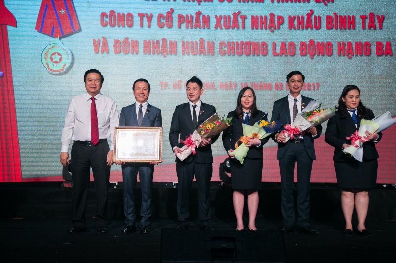 Cong_ty_Bitex_nhan_huan_chuong_lao_dong_hang_Ba