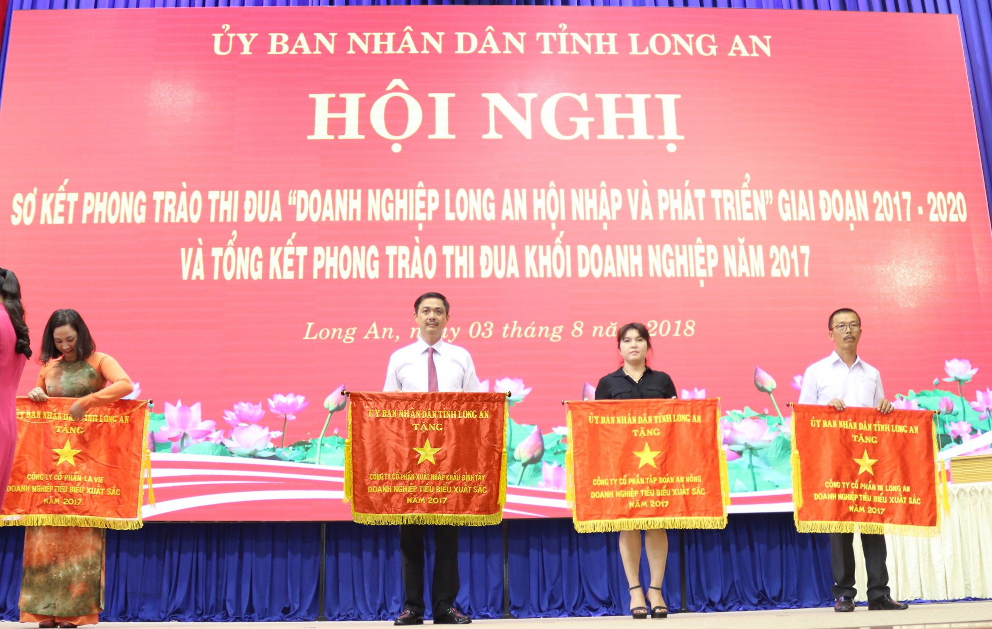 Vừa ra mắt sản phẩm mới, BITEX nhận Kỷ niệm chương và Cờ thi đua doanh nghiệp tiêu biểu xuất sắc của Chủ Tịch UBND Tỉnh Long An