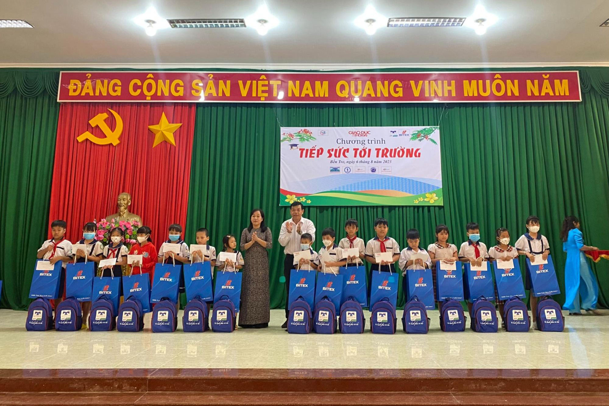 BITEX tặng 200 phần quà cho các em học sinh ở tỉnh Bến Tre - Chương trình Tiếp Sức Đến Trường năm học 2023 - 2024