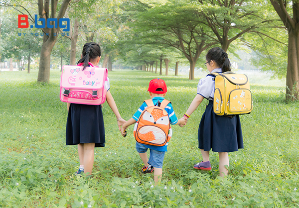 Tại sao người Nhật bắt buộc học sinh cấp 1 dùng ba lô chống gù?