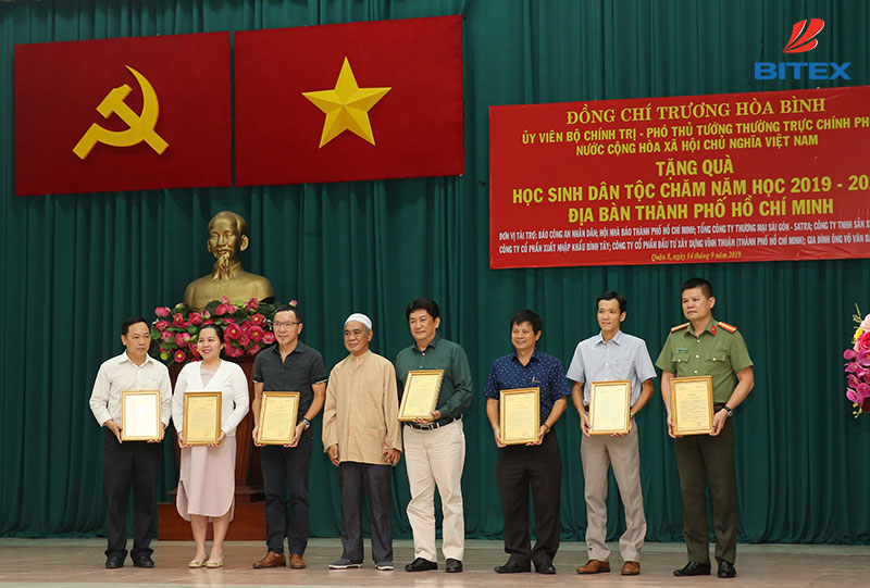 bitex-cung-pho-thu-tuong-tang-qua-cho-hoc-sinh-cham.-.