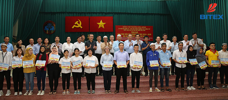 bitex-cung-pho-thu-tuong-tang-qua-cho-hoc-sinh-cham._1