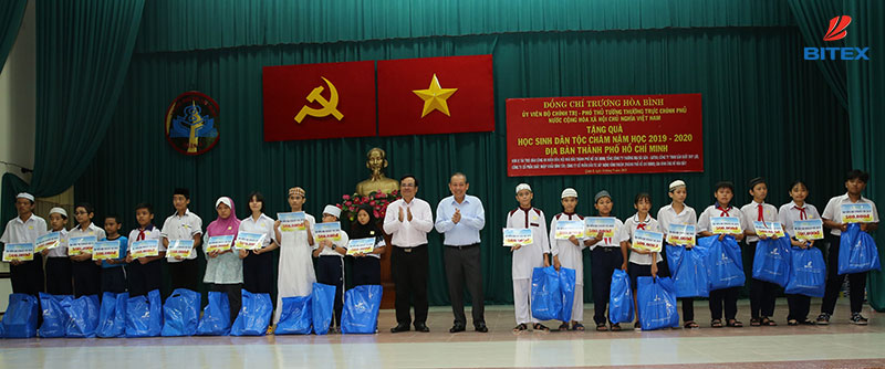 bitex-cung-pho-thu-tuong-tang-qua-cho-hoc-sinh-cham
