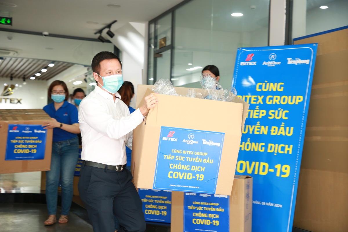 Ong_NguyYn_Xuan_DYng_cung_cac_nhan_vien_chuyYn_hang