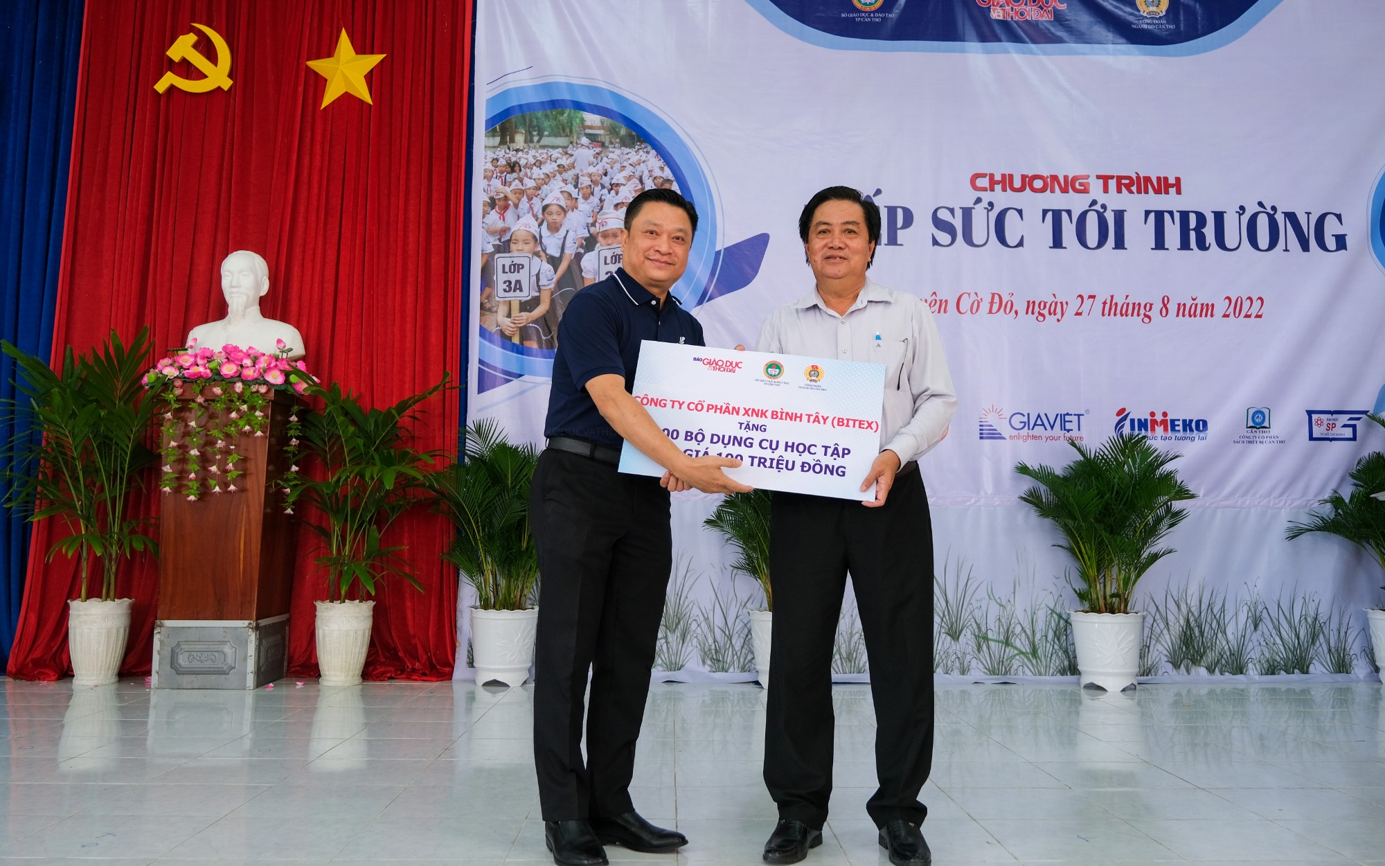 300 phần quà dụng cụ học tập dành tặng các em học sinh khó khăn tại Cần Thơ
