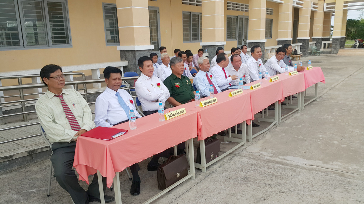 Các đại biểu cùng đến tham dự buổi lễ khai giảng