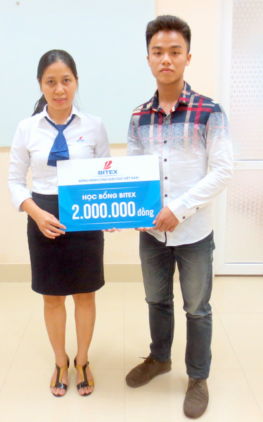 Đại diện BITEX trao học bổng cho em Tạ Quang Anh tại Hà Nội