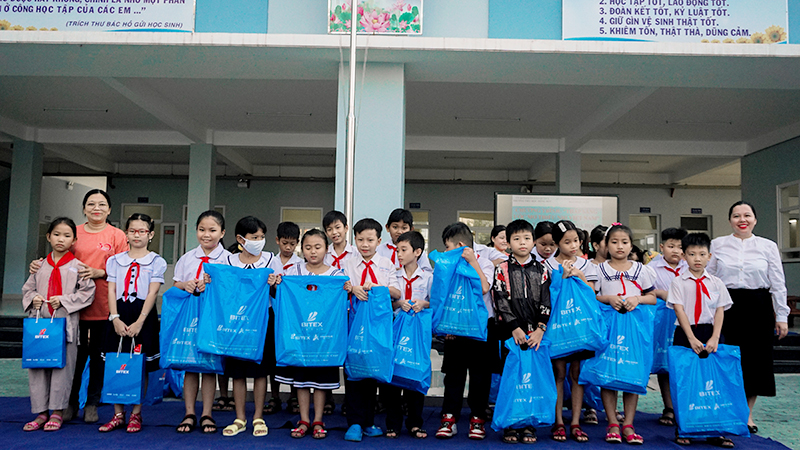 BITEX Group trao 100 phần quà cho học sinh khó khăn tại Trường Tiểu học Hồng Đức