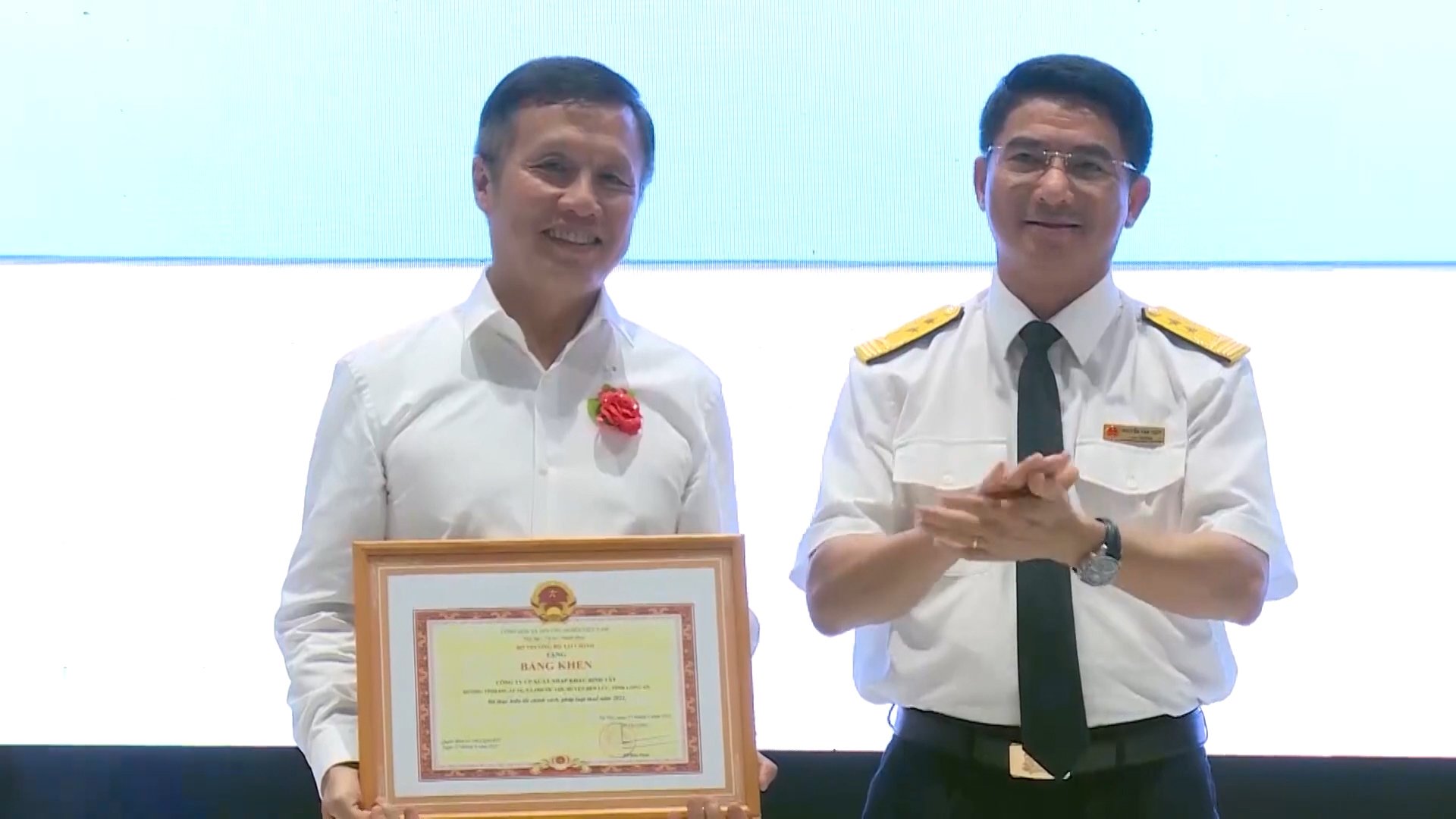 BITEX VÀ ANH KHUÊ WATCH VINH DỰ NHẬN BẰNG KHEN THỰC HIỆN TỐT CHÍNH SÁCH THUẾ NĂM 2021