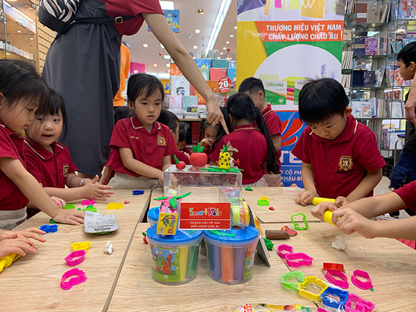 Học sinh hứng thú sáng tạo bằng bột nặn, đất nặn Smartkids ngay tại nhà sách
