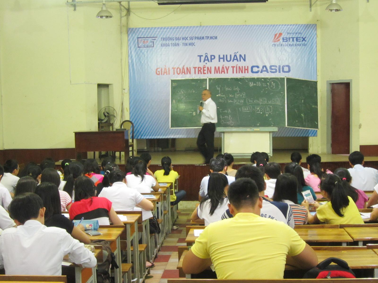 tap-huan-cho-s inh-vien-dhsp- giai-toan-tren -may-tinh-casi o-2.jpeg