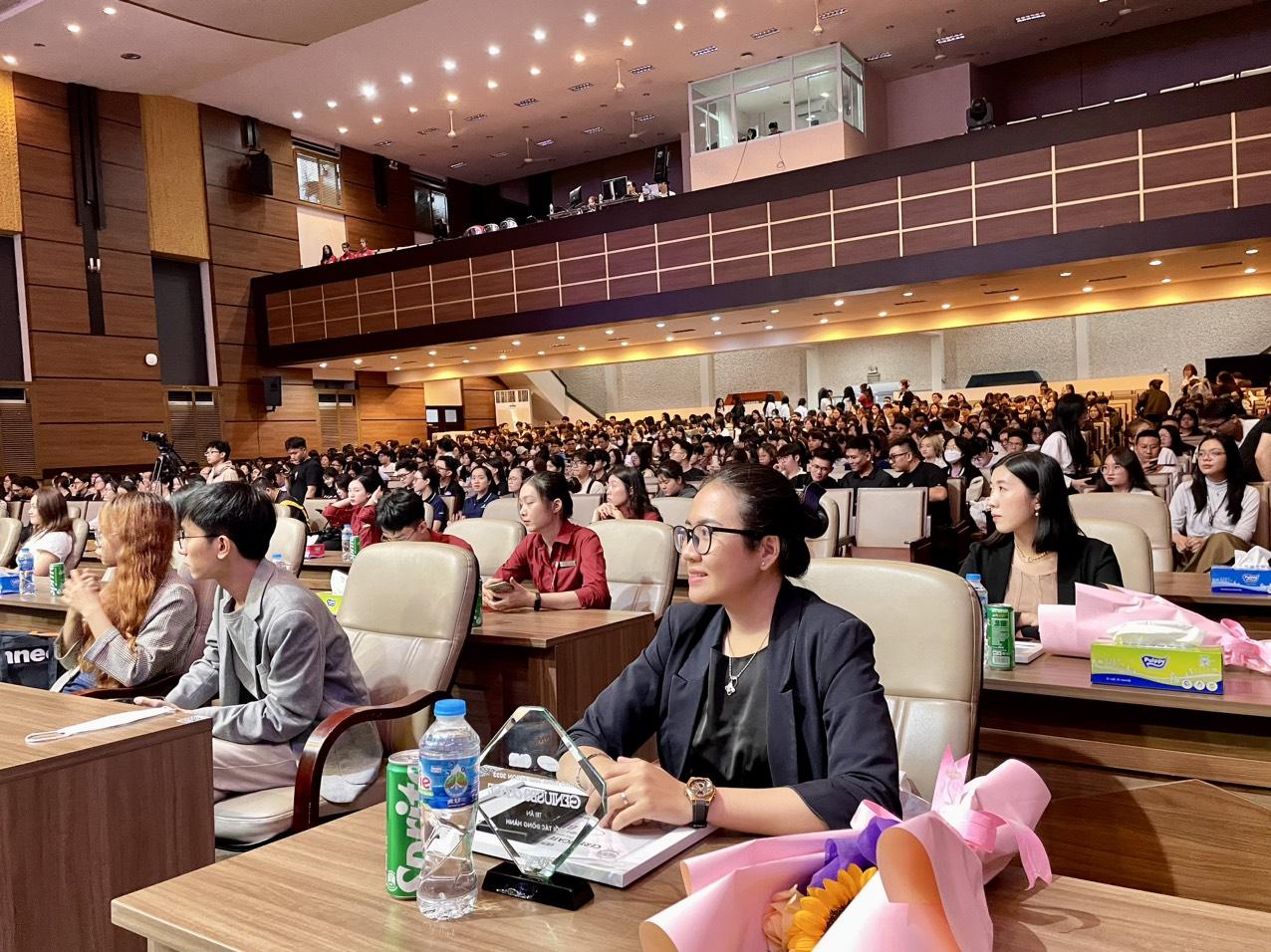 bitex-trao-gia i-cho-doi-xuat -sac-cuoc-thi- cmo-think-and- action-2023005 .jpg